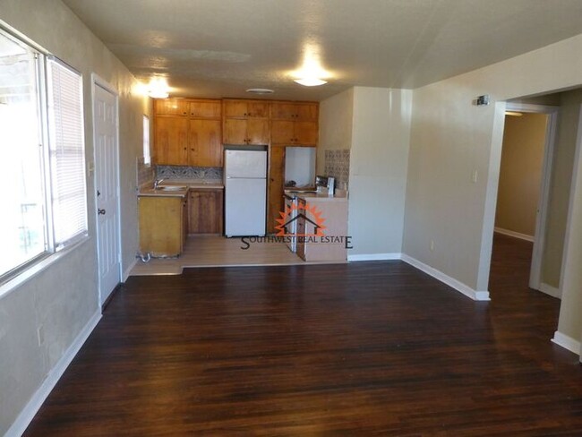 Building Photo - Super Cute 2 bedroom 1 bath home.