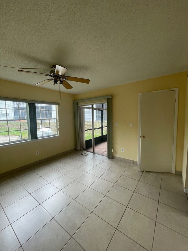 Building Photo - FREE 1ST MONTH RENT 1 Bed 1 Bath | Central Air | Community Pool | Section 8 Welcome