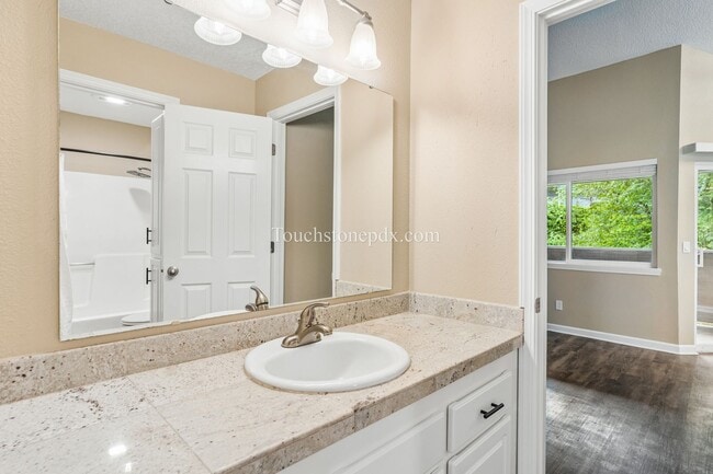 Building Photo - Light Filled Clackamas Condo with Covered Balcony and Community Amenities