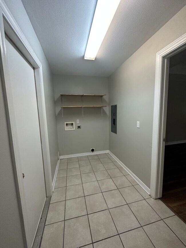 Building Photo - 3 Bed; 2.5 Bath Bossier Home