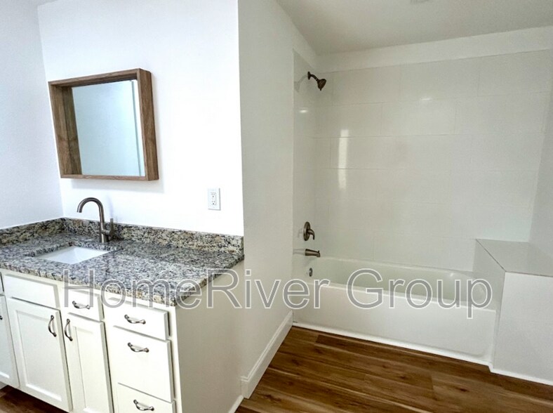 Building Photo - 565 Clearview Dr