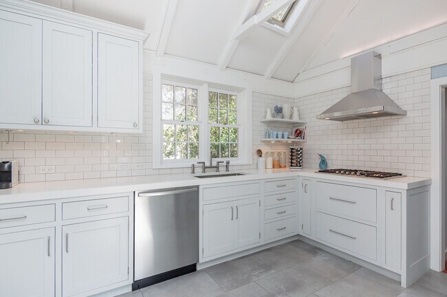 Building Photo - 134 Three Mile Harbor Rd