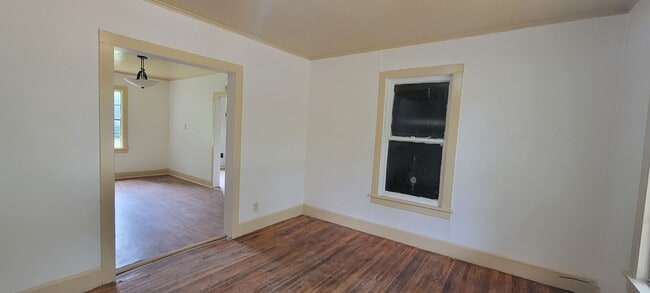Building Photo - Nice 2 bedroom/1 bath home with Single Car Garage and Central Air & Heat!