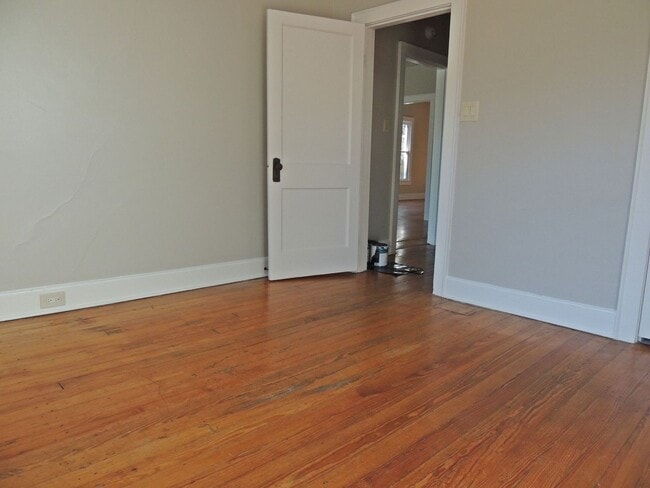 Building Photo - Two bedroom, one bath home is South Knoxville