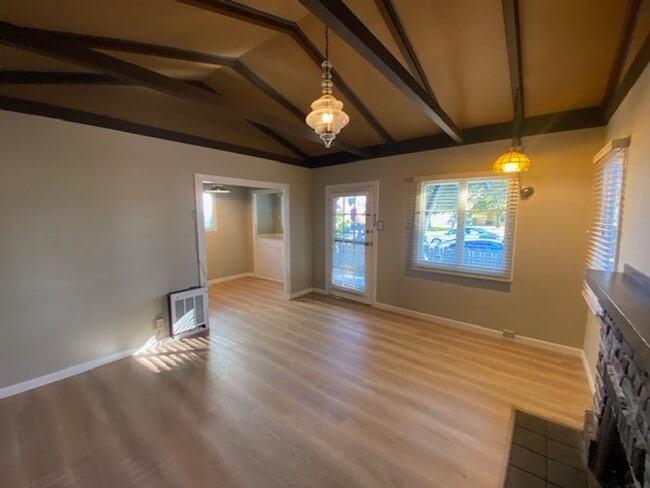 Building Photo - Cozy Pacific Grove Cottage