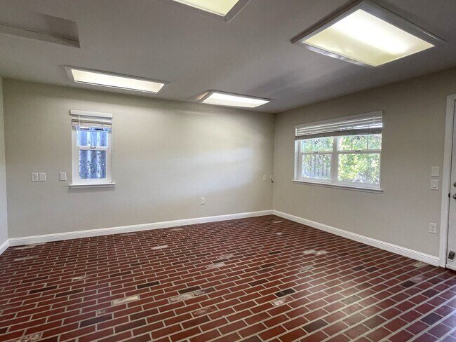 Building Photo - Beautiful Mesa Oaks Home