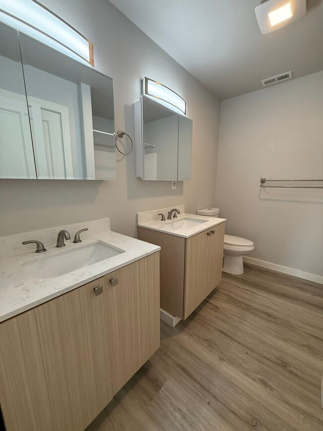 Building Photo - Gorgeous Pet Friendly Three Bedroom Lebano...