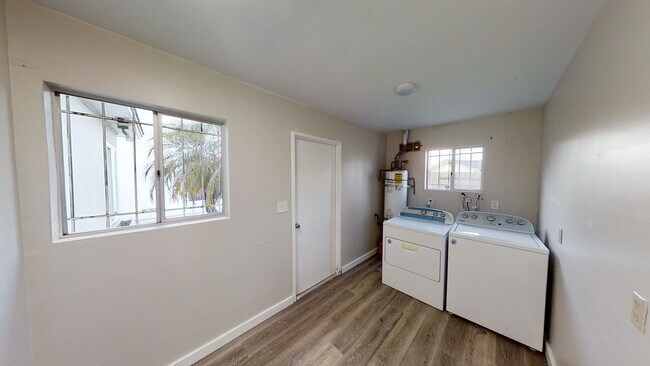 Building Photo - 4BD/2BA with Parking!