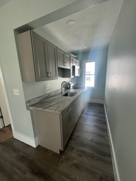 Building Photo - 151 Pilgrim Ave