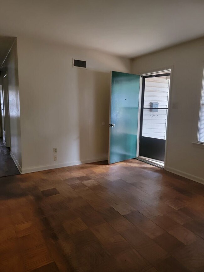 Building Photo - 3 bedroom 1 bathroom **Move in Ready