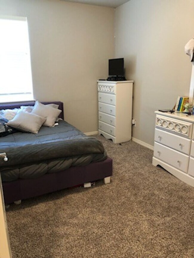 Building Photo - Beautiful 3 bed, 3 bath Townhome in West W...