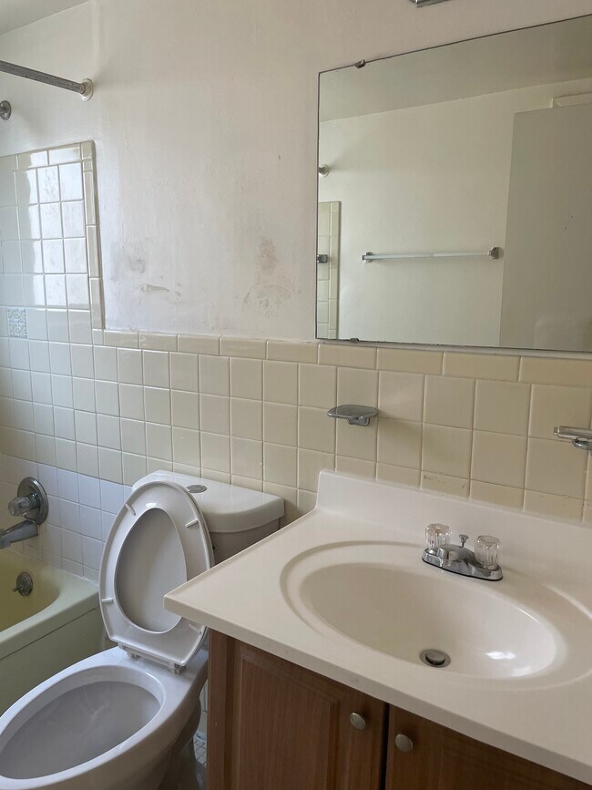 Main bath - 2660 Vera Ave