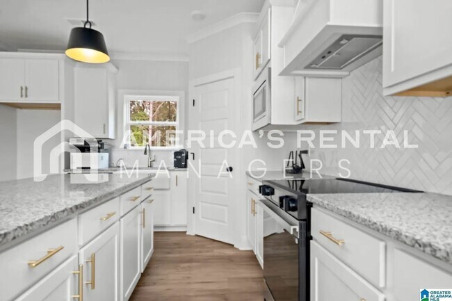 Building Photo - Rare 5 Bedroom Home for Rent!