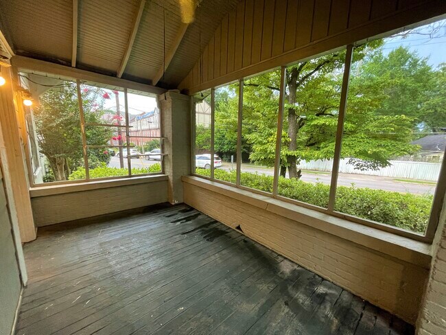 Screened in porch - 908 Oxmoor Rd
