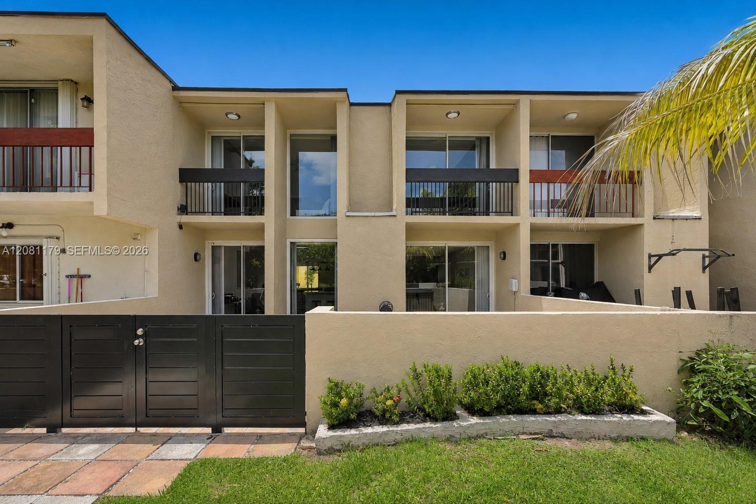 Building Photo - 9133 Fontainebleau Blvd