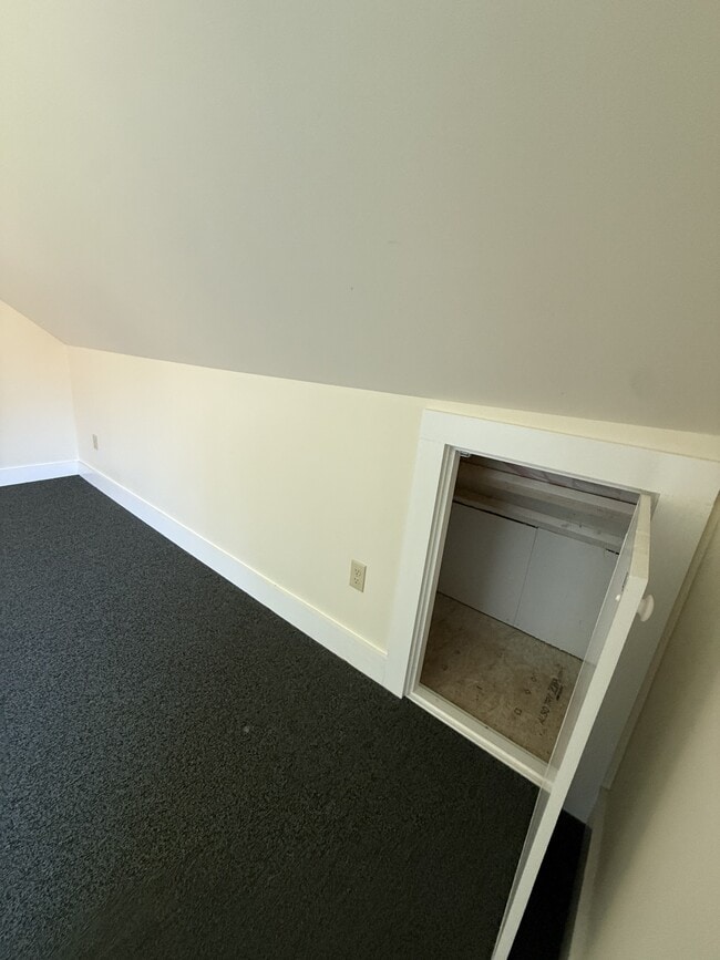 Building Photo - 799 River Rd