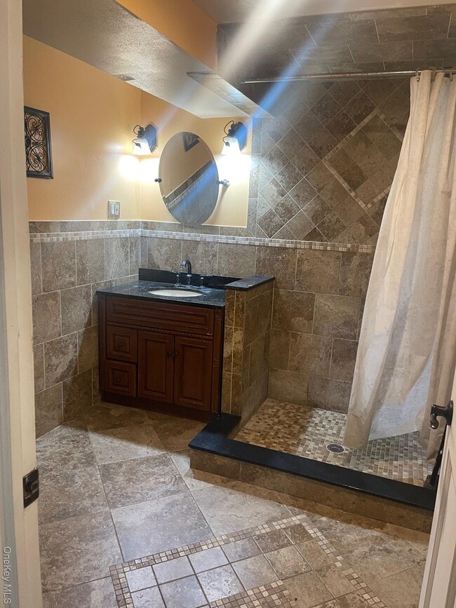 Building Photo - 185 E Parkview Dr