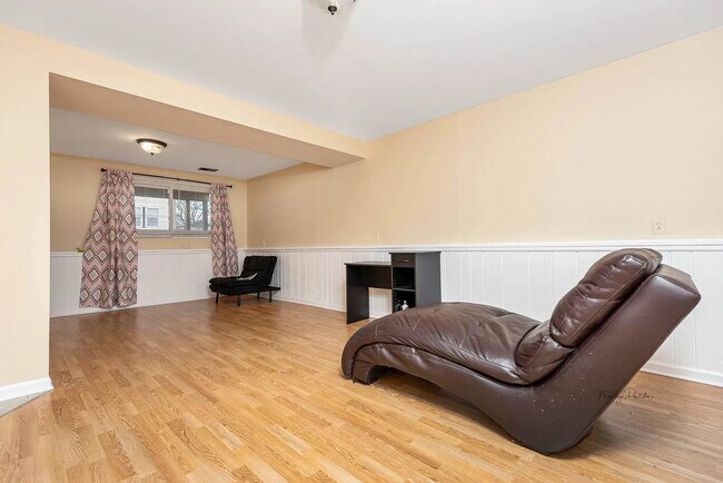 Building Photo - 572 Oswego Dr