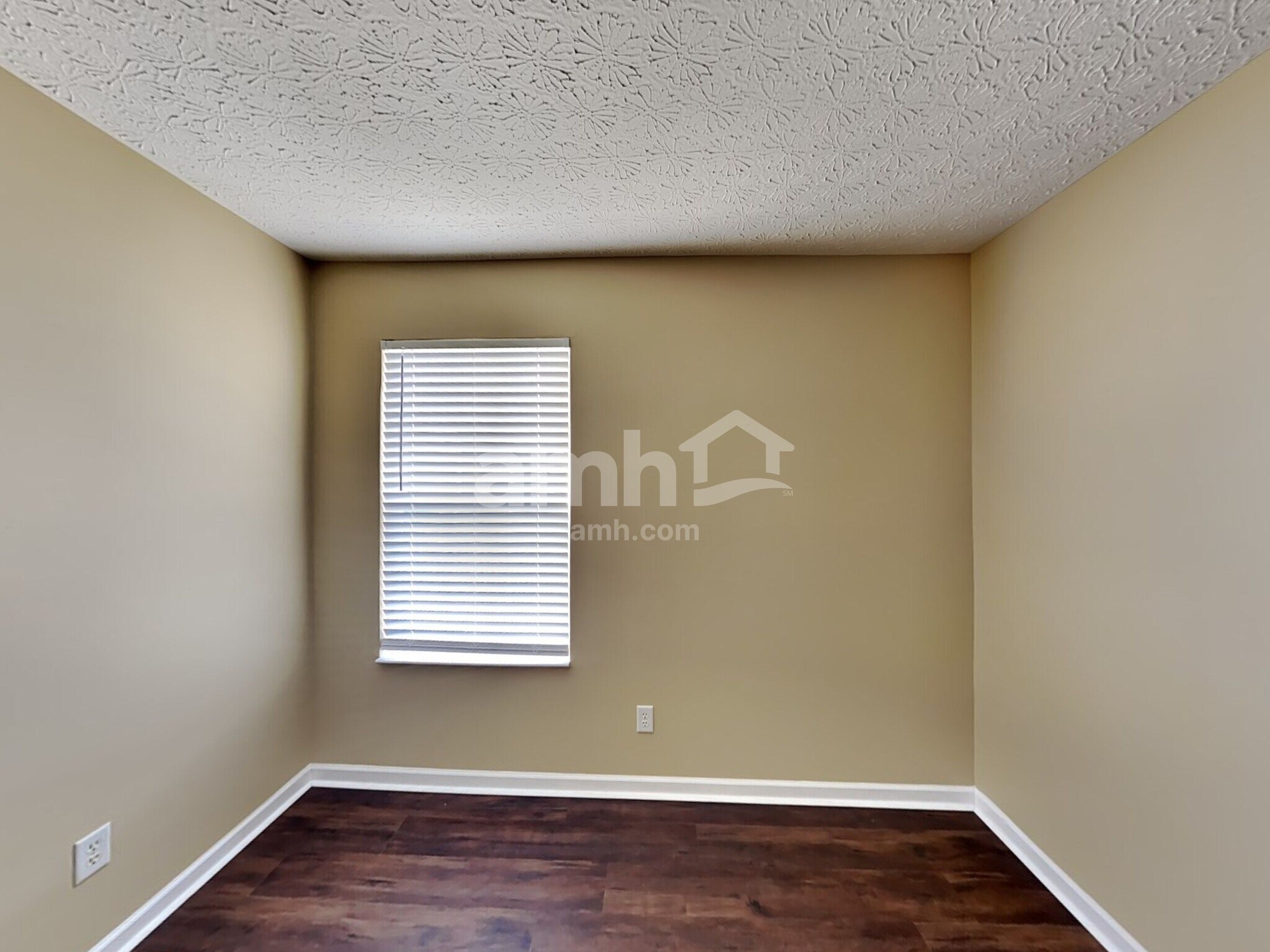 Building Photo - 372 Thompson St