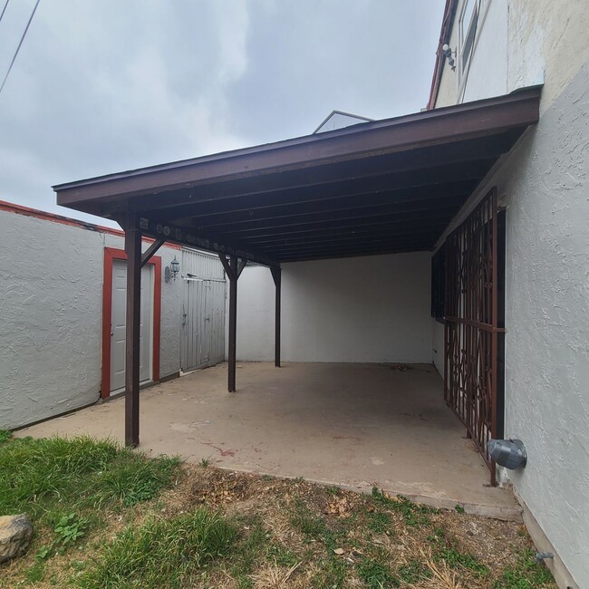 Building Photo - Spacious 2 BR/2.5 bath townhome near the Medical Center w/a fenced in yard!