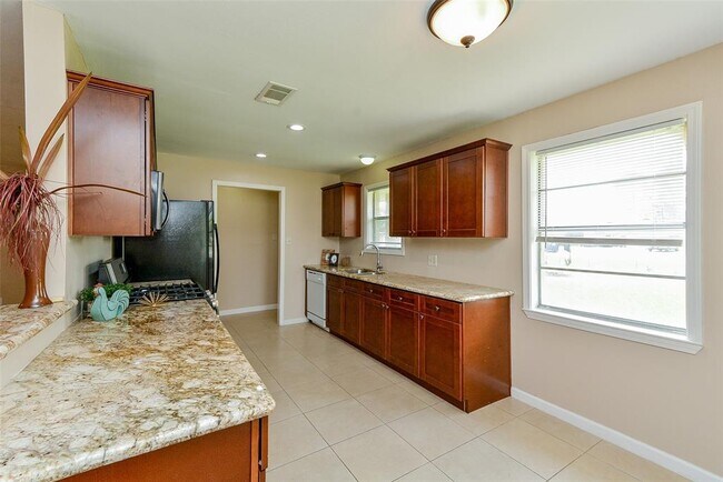 Building Photo - 16326 Cypress Bend Dr