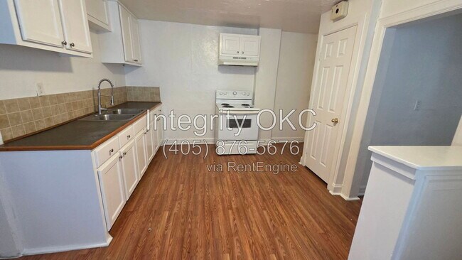 Building Photo - 815 N Brauer Ave