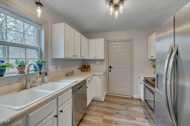 Building Photo - Great 3 Bedroom Home on Cul-de-Sac Lot with Garage & Screened Porch