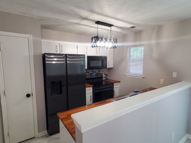 Building Photo - Cute 3 bedroom, 2 bath home located off of...
