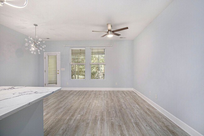 Building Photo - Beautifully Updated 3BR/3BA Coastal Townhome in Prime Location!