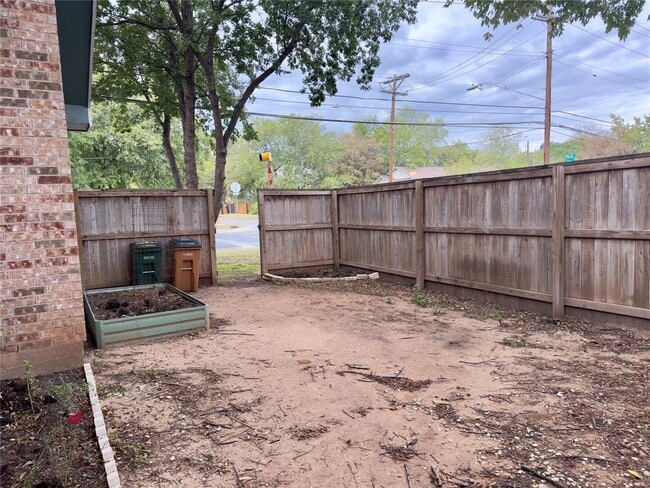 Building Photo - 115 Waller St