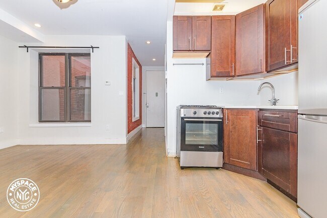 Building Photo - 1328 Halsey St