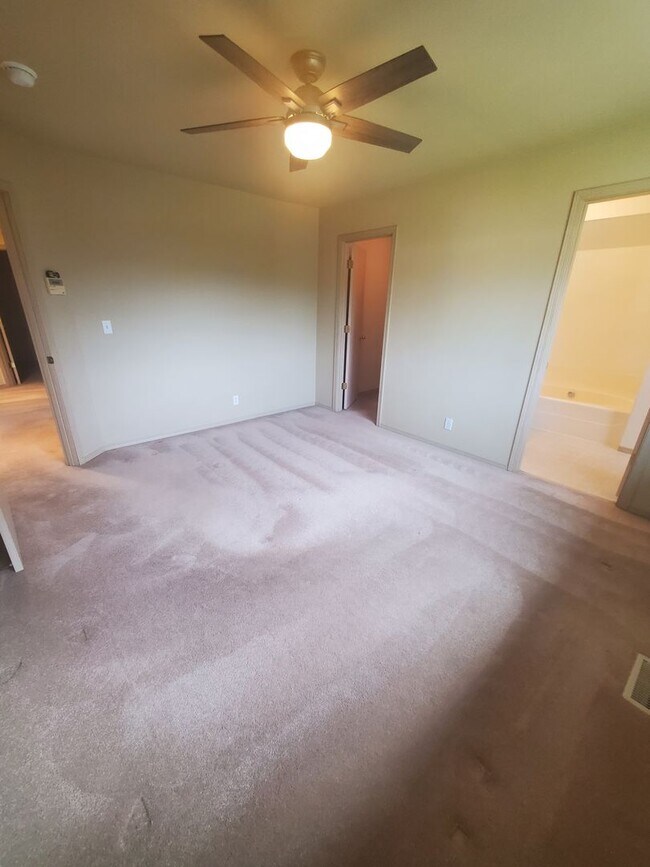 Building Photo - Bright 4BD/2.5BTH Lynnwood Home with Vault...