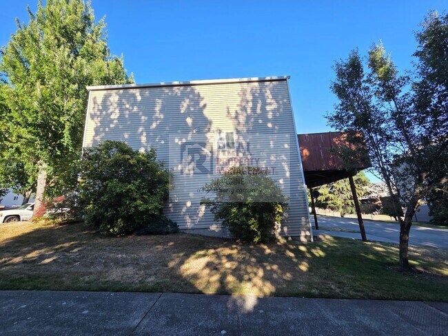 Building Photo - Check out this modern 3 bedroom, 3.5 bath Townhome!