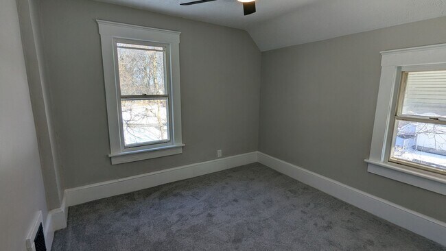 Building Photo - Welcome to this newly renovated, 3-bedroom home located in the heart of Akron