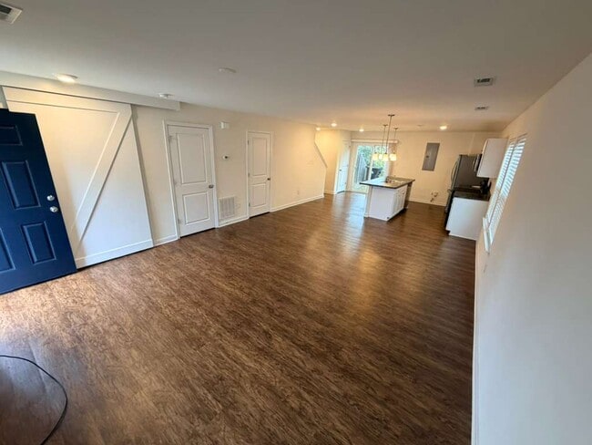 Building Photo - 1501 Stonewall Manor Dr