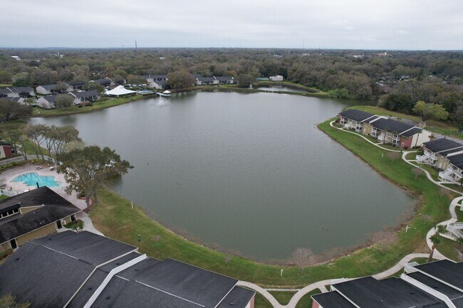 Building Photo - 1 Bedroom - 1 Bath - 2nd Floor - Community...