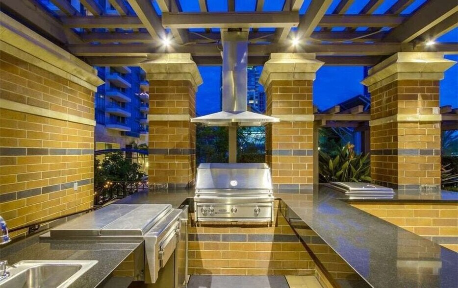 BBQ - 500 W Harbor Dr