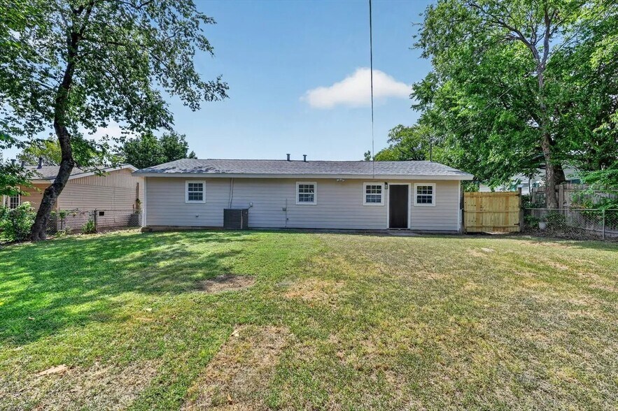 Building Photo - 1022 Denton Dr