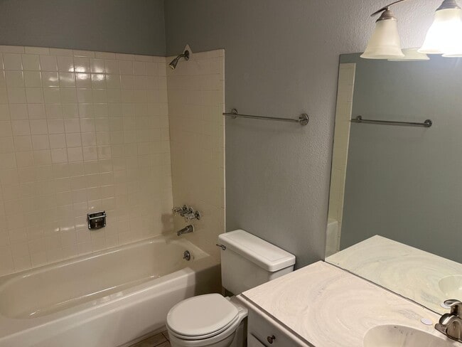 Building Photo - WonderfulTwo Bedroom/Two Bathroom Townhouse