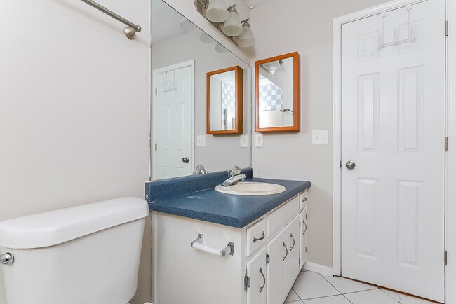 Building Photo - Roomy 3BR 1.5 spacious duplex to lease!