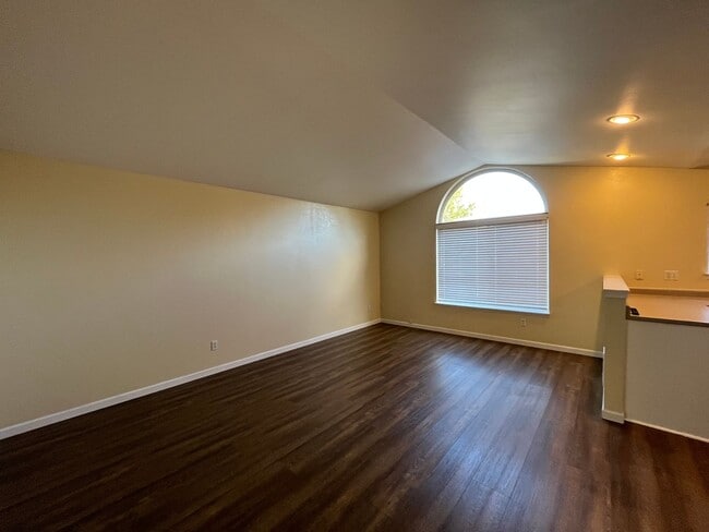 Building Photo - Spacious 3 Bedroom w/ Attached Garage