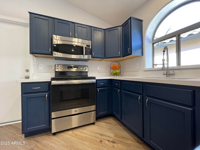 Building Photo - 841 E Lovegrass Dr