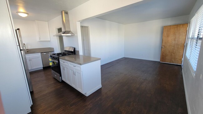 Building Photo - 1 bed, 1 bath - Point Loma