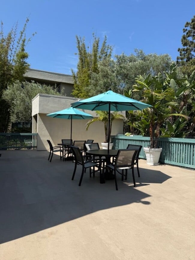 Building Photo - Top floor, 1 Bedroom, 1 Bath Condo in Ston...