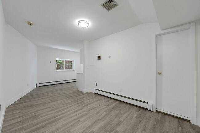 Building Photo - 2413 Hammett Ave