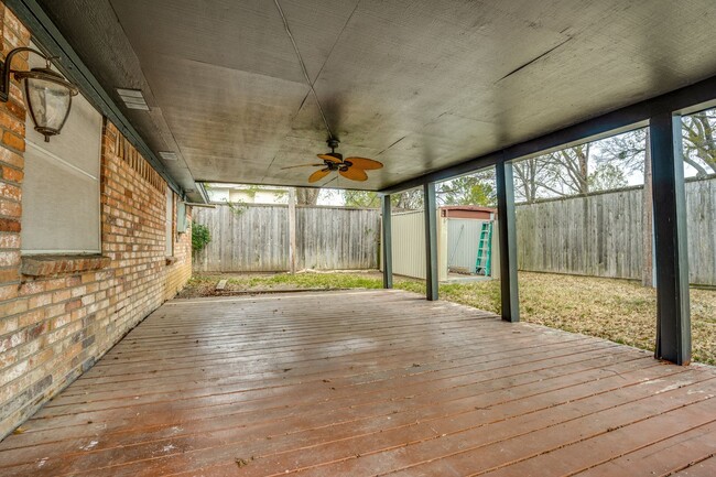Building Photo - Easy Access To Major Highways!