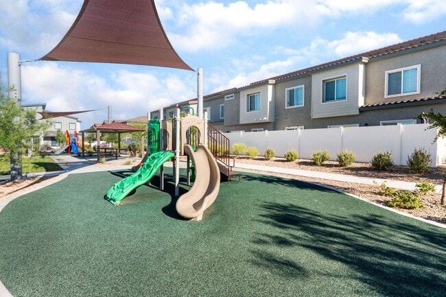 Building Photo - Bright Townhome in Gated Community!