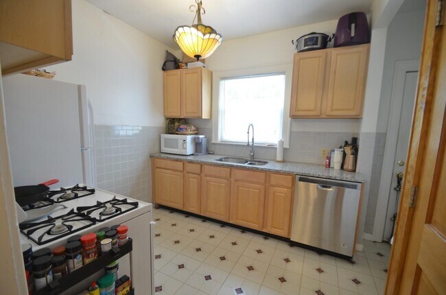Building Photo - 1047 Harrison Ave