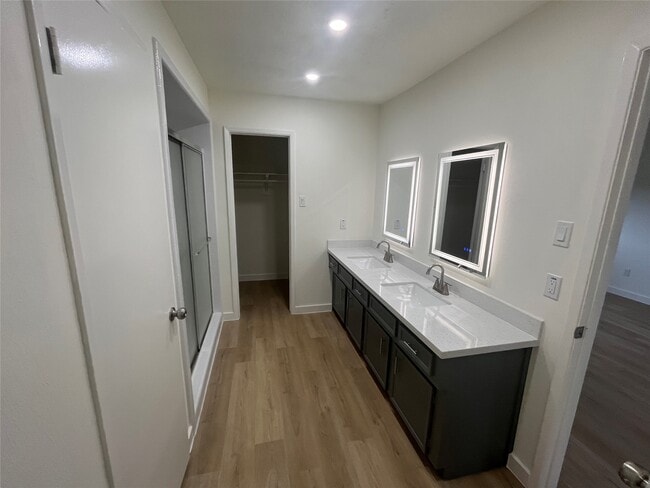 Building Photo - 11831 Oak Meadow Dr