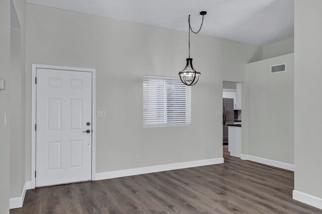 Building Photo - 2/2